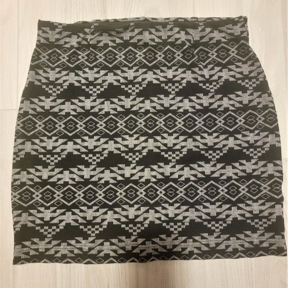 Stretchy Patterned Black and Grey Skirt - Picture 1 of 4
